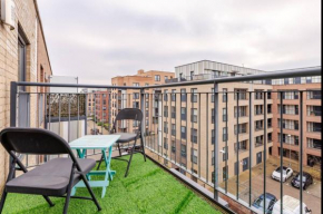 Modern 2 Bed Flat with Balcony, Easy London Access